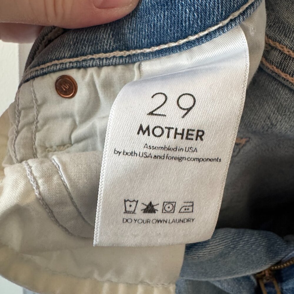 MOTHER The Rascal Ankle Snippet Mid Rise Crop Jeans in Tinge Light Wash - Picture 5 of 10